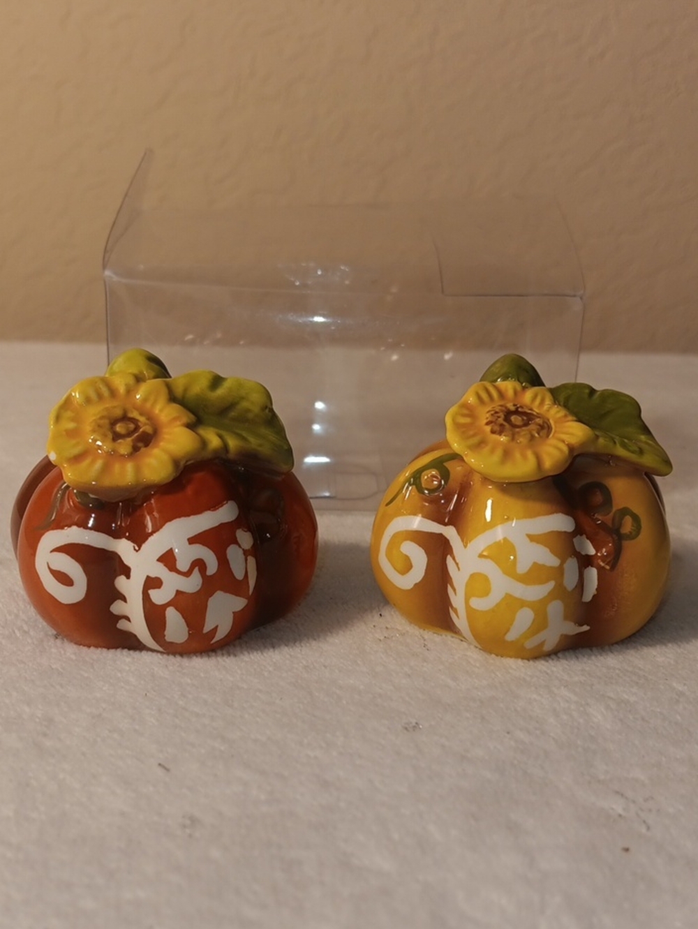 NIB Ceramic Pumpkin Sunflower Salt & Pepper Shaker Set Fall Autumn Table Decor